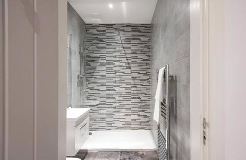 Cozy Vibes Refined 2BR Flat - Photo 19