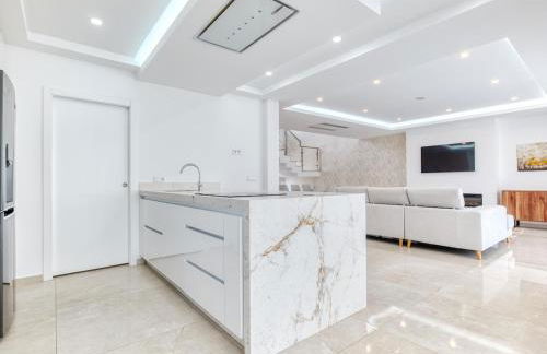 Vita Portucale ! Chic Luxe Villa with Saltwater Pool - Foto 19