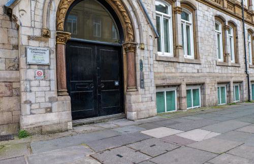 Modern Liverpool Retreat with Free Parking Ideal for Work and City Breaks - Photo 4