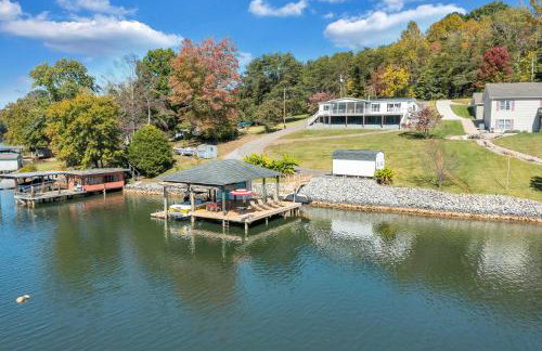 Family Lake Retreat w/ Screened Deck! - Foto 2