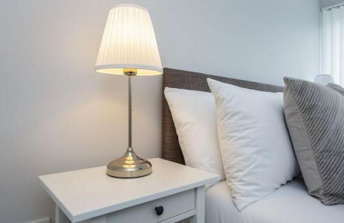 Castle View - 2 Bed Stylish Coastal Port Solent Retreat with Views! Parking, Sleeps 6 - LONG TERM STAY WINTER SPECIAL OFFER- By Blue Puffin Stays - Photo 33