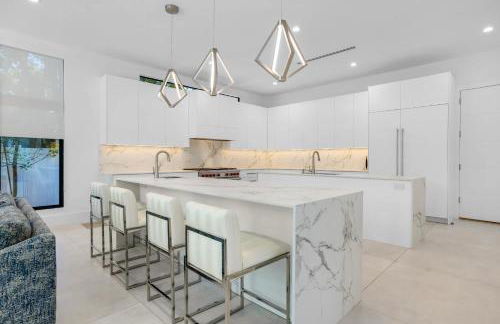 LVS Villa Blanco 5BR Coastal Oasis with Rooftop Sunset Deck Heated Pool Spa & Walk-to-Beach Access - Foto 11