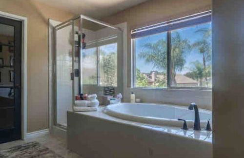 Evonvale Dream! Big Heated pool, jacuzzi seats 16! - Foto 44