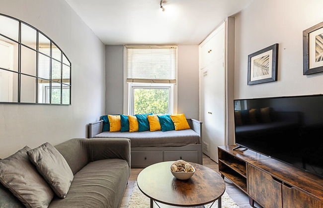 Stylish City Retreat - Photo 15