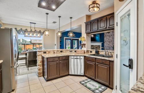 Tropical Escape Pool Jacuzzi Bar in Alvin TX - Photo 18