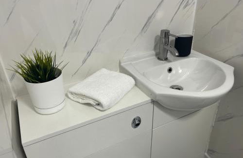 Loft studio apartment, BL, Town Centre, Secure gated parking option, Modern, fresh and spacious living, Netflix ready TV, Wifi - Photo 11