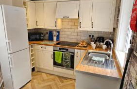 Entire Charming Three Bedroom Seaside House With Garden - Close to Town & Beach, Ideal for Groups, Families - Foto 4