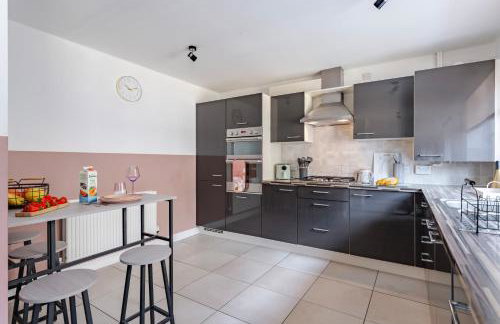 Stylish 5Bedroom Getaway in Quiet Mildenhall Area - Photo 64