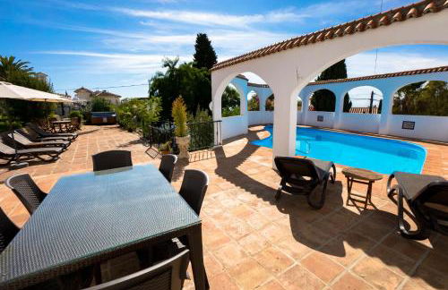 Private Heated Pool, Jacuzzi & 1225m2 garden in Villa Cipreses - Photo 55