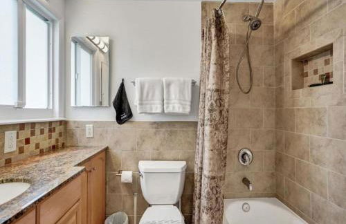 3 min. walk to Wilton Drive, pool and huge yard - Photo 13