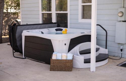 Whimsical Bluebird Cottage Hot Tub Patio Pet Friendly Central Location - Foto 37