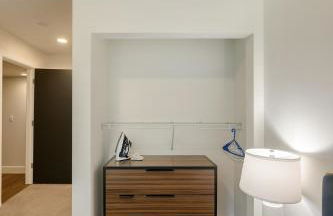 Trendy 3BR City Apt Pool and Ping Pong Fun - Foto 16