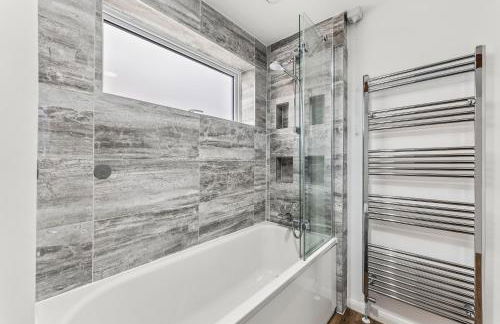 Elegant Retreat in Cheltenham - Garden & Parking Included - Foto 52