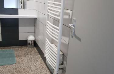 GITE BAS-EN-BASSET, HAUTE-LOIRE, MAISON et JARDIN ATYPIQUE PLEINE NATURE - Foto 9