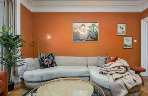 Stylish Penthouse Retreat - Photo 8