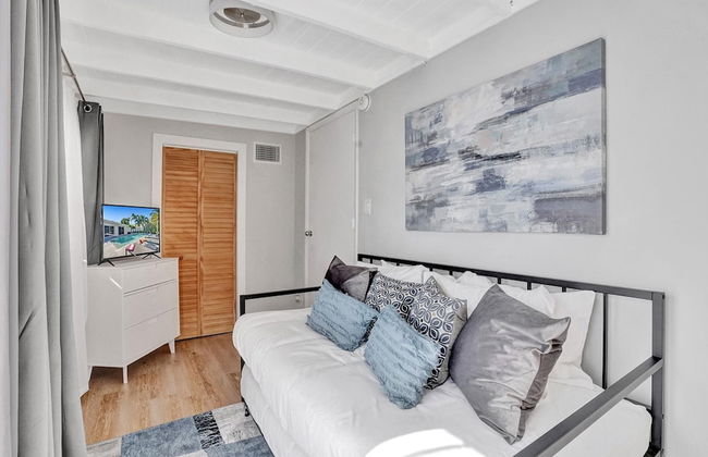 5BR with Heated Pool 5 min to Beach - Photo 2