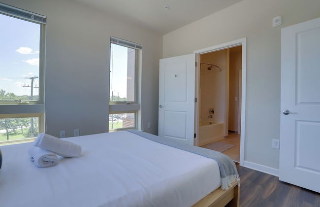 Spacious 2BR Apt with Den W Balcony - Foto 12