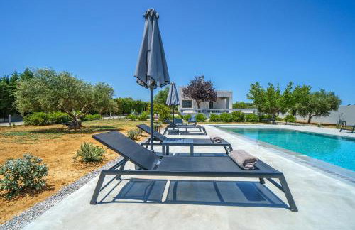 Nostra Terra Villa, 2-acre Secluded Nature Escape with Heated Pool, By ThinkVilla - Foto 11