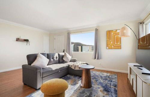 Mountain View 2BR Retreat with Private Deck - Foto 1