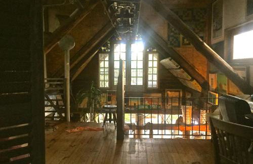 Eclectic Riverfront Log Cabin and Artist Retreat for Groups in Castle Hayne, North Carolina - Foto 24