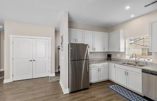 Modern 2BR & 2BA New Build Condo w Garage & Patio - Foto 12