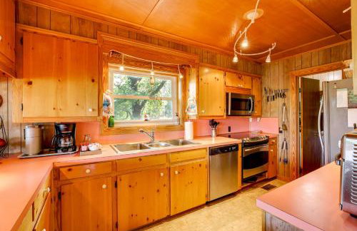 Spacious Riverfront Cottage with Dock in Green Pond! - Foto 9