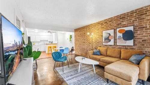 Heart of SoCo 2BR and 1BR King Suites with Free Parking, Pool, and Laundry Center - Foto 2