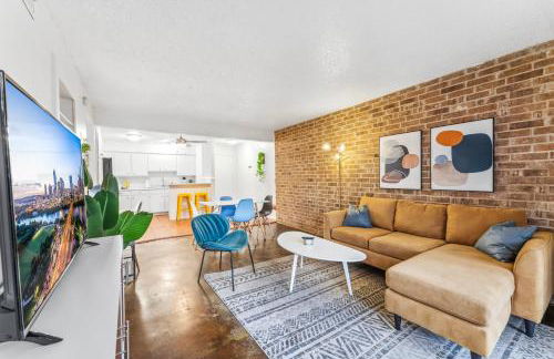 Heart of SoCo 2BR and 1BR King Suites with Free Parking, Pool, and Laundry Center - Foto 2