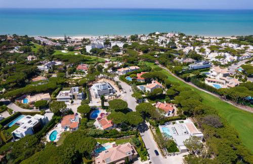 Traditional 3 bedroom villa with great pool in the heart of Vale do Lobo - Photo 17