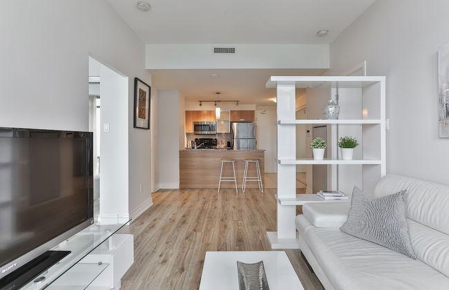 Bright Sub-Penthouse on Bay St - Photo 10