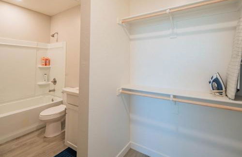 Serene 2BR Home with Premium Beds - Foto 14