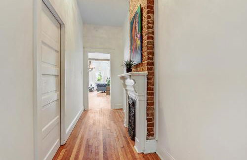 Modern Victorian House With Relaxing Courtyard - Near FQ - Foto 11