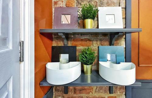 AdeamStays provides Beautiful centrally located 1 and 2 bed apartments on Liverpools Boulevard - Foto 26