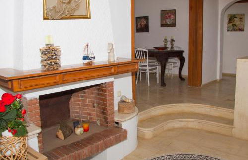 white house by the sea - Photo 27