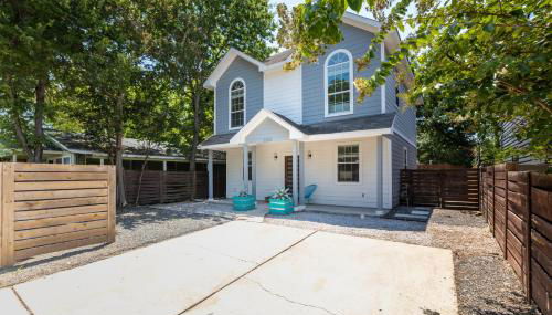 Modern 2-Story Cowboy Pool Home with King Beds in East DT Walk to lake, La BBQ - Foto 5