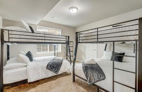 Mountain Breeze Villa w Mountain Views and Air Hockey - Foto 35