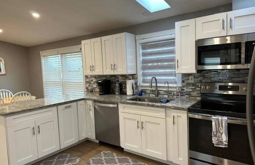 Stylish 3 BR Entire Home NearTown & Beach with Pool Table & King Bed - Foto 23
