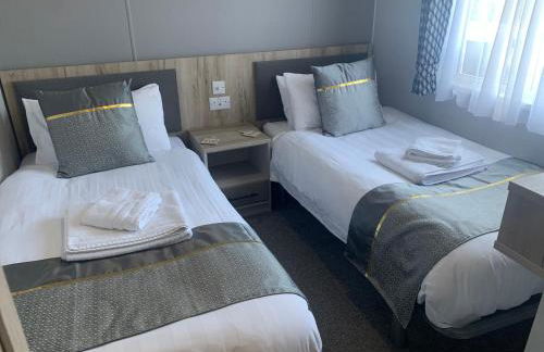 Bay Tree Lodge: Lakeside lodge w/hot tub & cinema surround sound - Foto 18