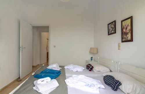 white house by the sea - Photo 11