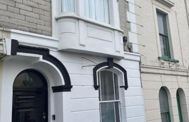 Sleeps 7 Beaches, restaurants, buses, nearby! - Photo 4