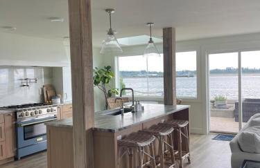 Beachfront Luxury with 4BR and Views - Foto 1