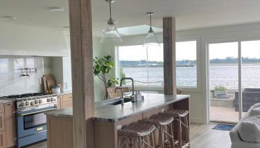 Beachfront Luxury with 4BR and Views - Foto 1