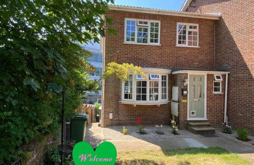 Redhill Town Centre 3 bed House near Gatwick Airport, easy commute to London - Foto 1