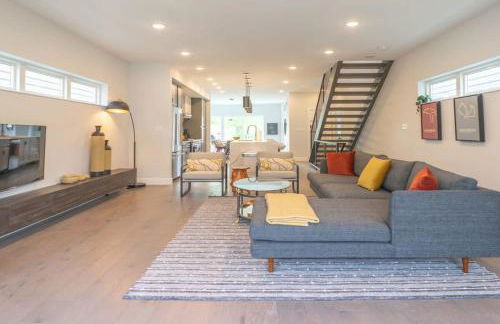 Beautiful Modern 3BR in the Grove ABODEbucks - Photo 14