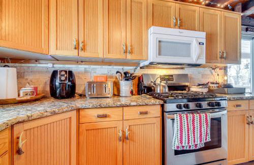 Deck and Fire Pit Secluded Cabin Near Lake Francis! - Foto 8