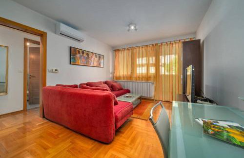 Cityscape Comfort Apartment With Garage - Happy Rentals - Photo 34