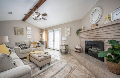 Centrally Located 3BR 2BA - ! - Photo 18