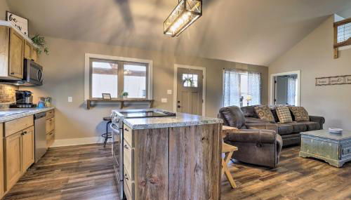 Creek-View Getaway with Deck, Yard, and Fire Pit! - Foto 5