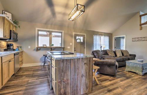 Creek-View Getaway with Deck, Yard, and Fire Pit! - Foto 5