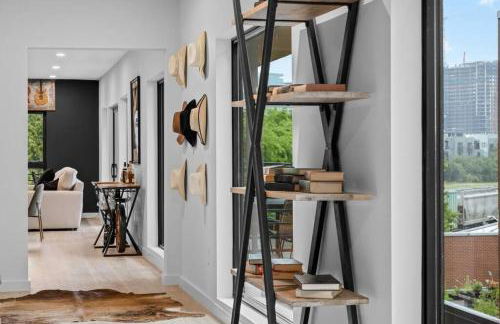 Skyline View, Pool, Gym, Balcony's, Walk to BWay! - Foto 17